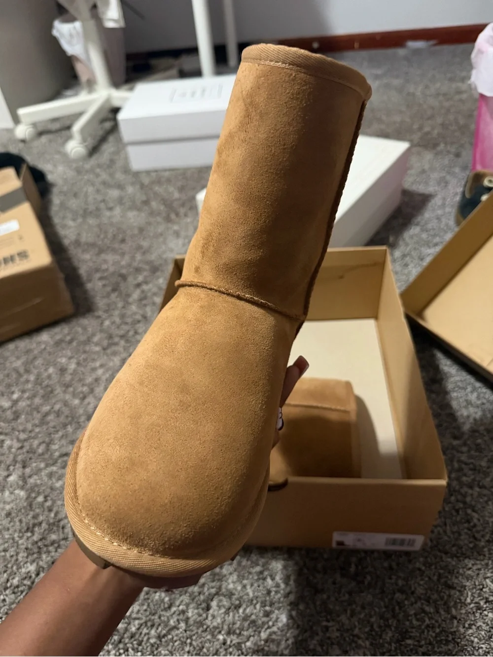 NWT UGG CHESTNUT WOMEN SIZE 7
